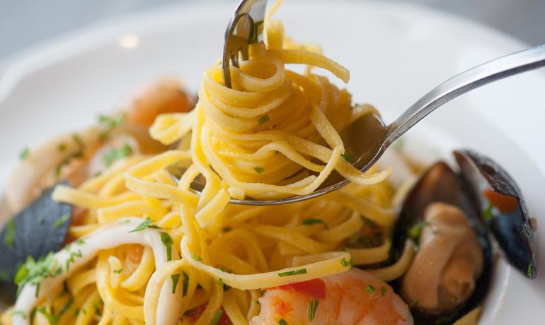 Spaghetti ai frutti di mare con gamberi e cozze.