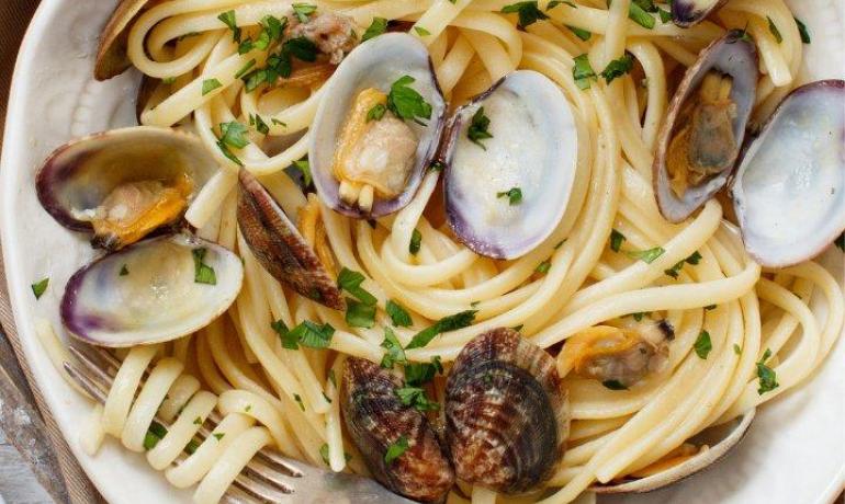 Pasta con vongole e prezzemolo in un piatto.